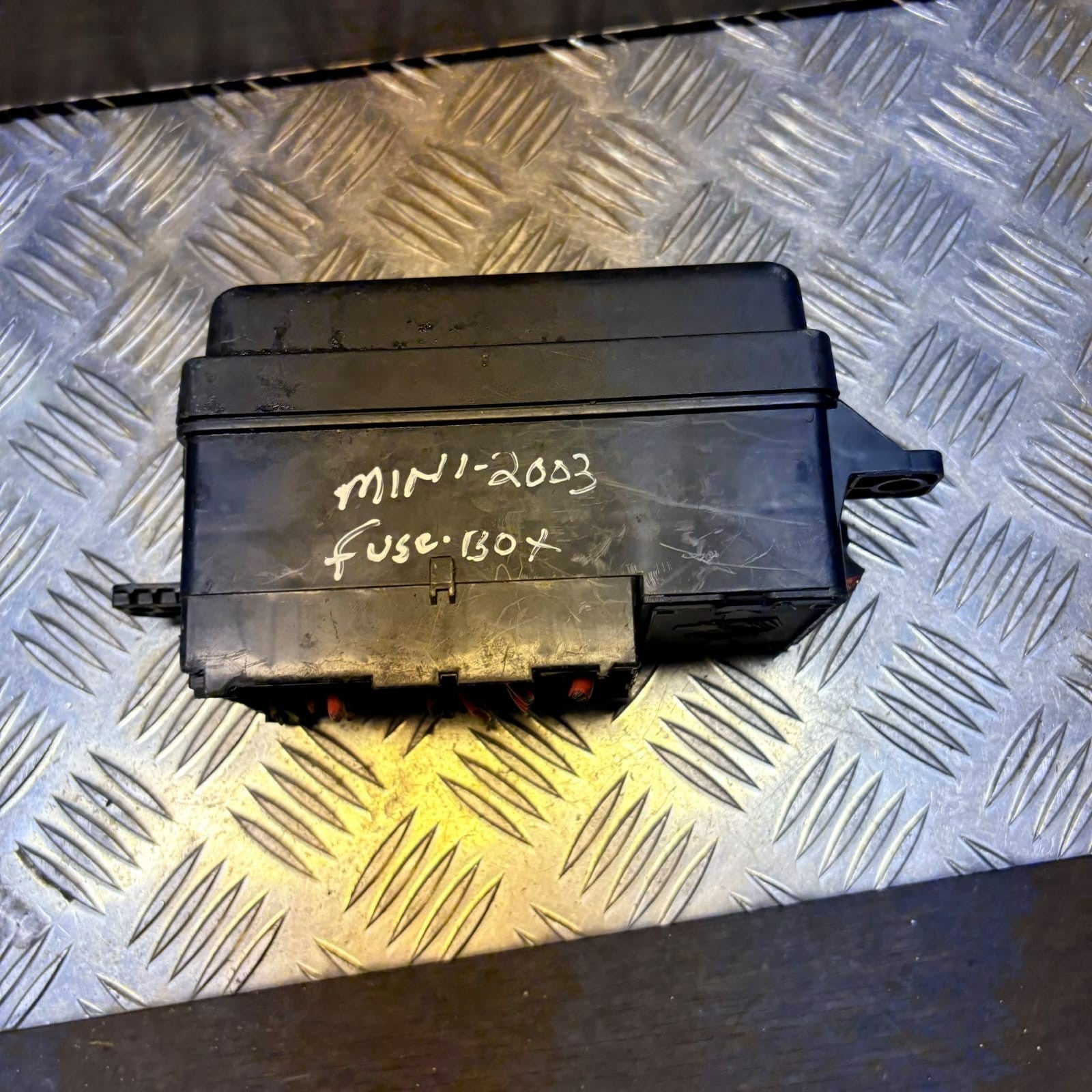 MINI COOPER ONE R50 2003 EXTERNAL UNDER BONNET ENGINE BAY FUSE BOX 142664