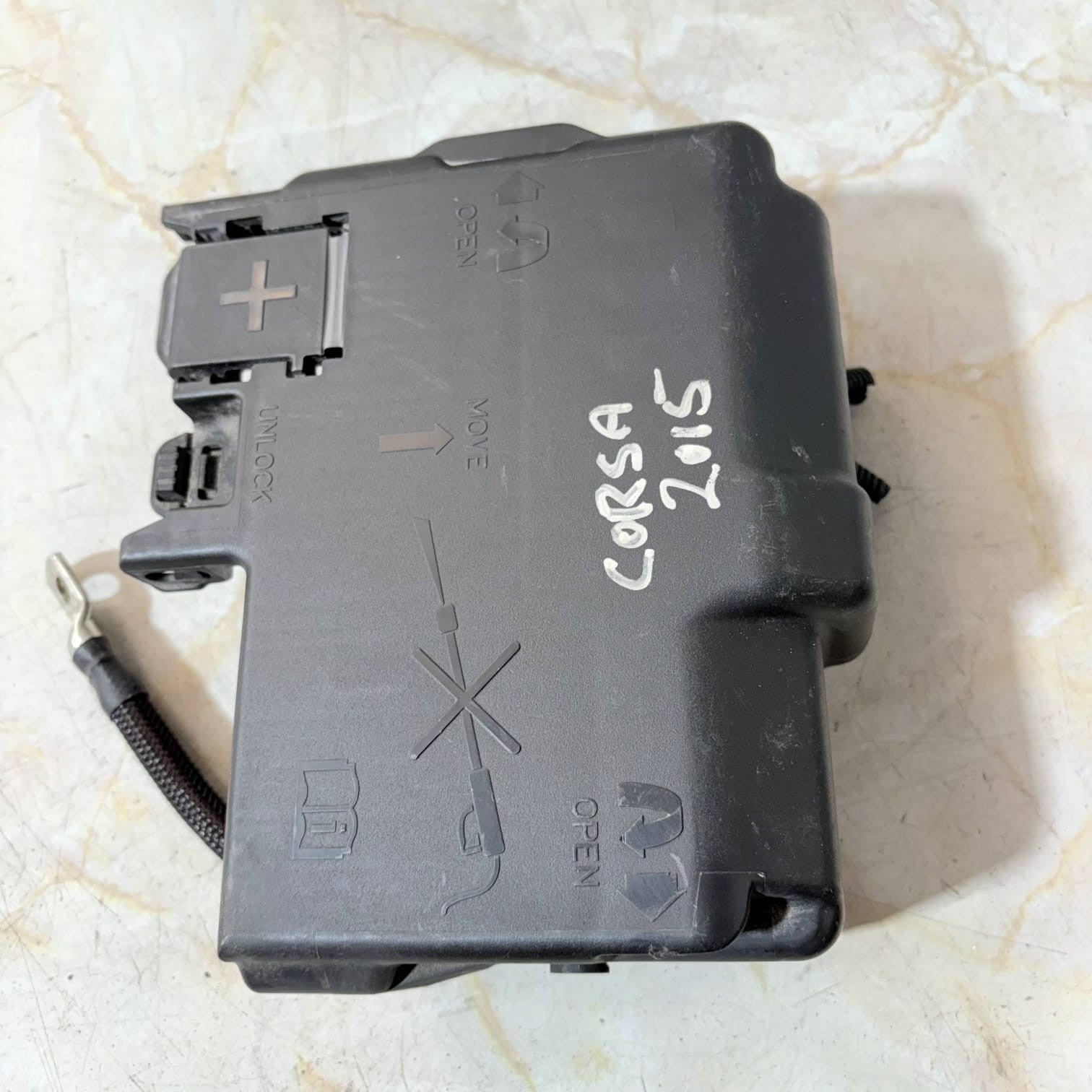 VAUXHALL ADAM BATTERY FUSE BOX 525230582 POWER BOARD 1.4 PETROL A14XEL 2015