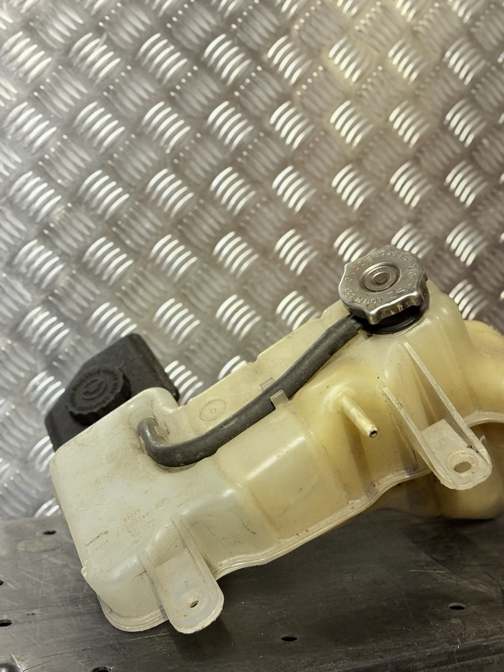 CHRYSLER 300C MK1 COOLANT EXPANSION STEERING FLUID TANK 2005 TO 2010 04596466AF