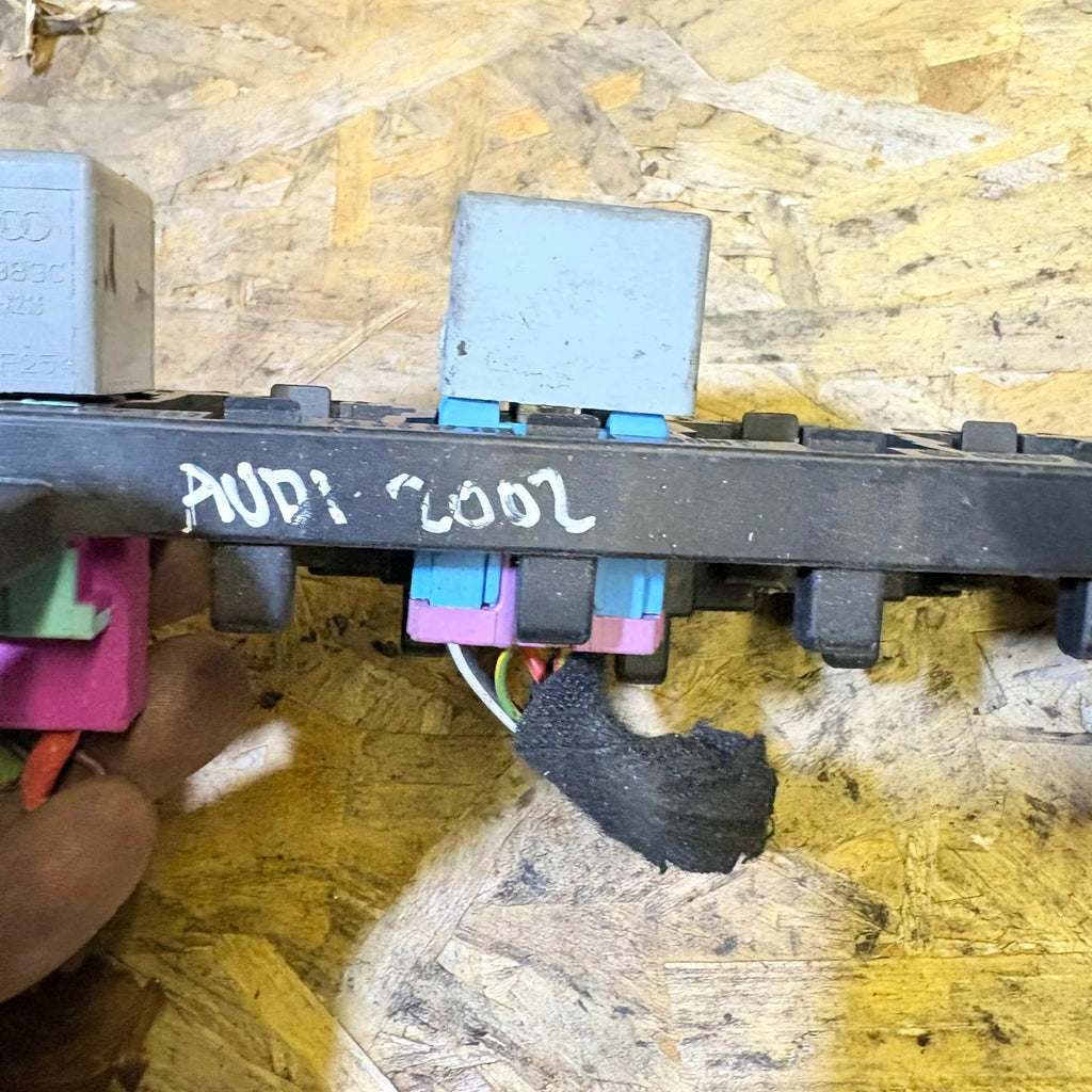 AUDI A4 2002 FUSE RELAY BOX BRACKET 8E0937503
