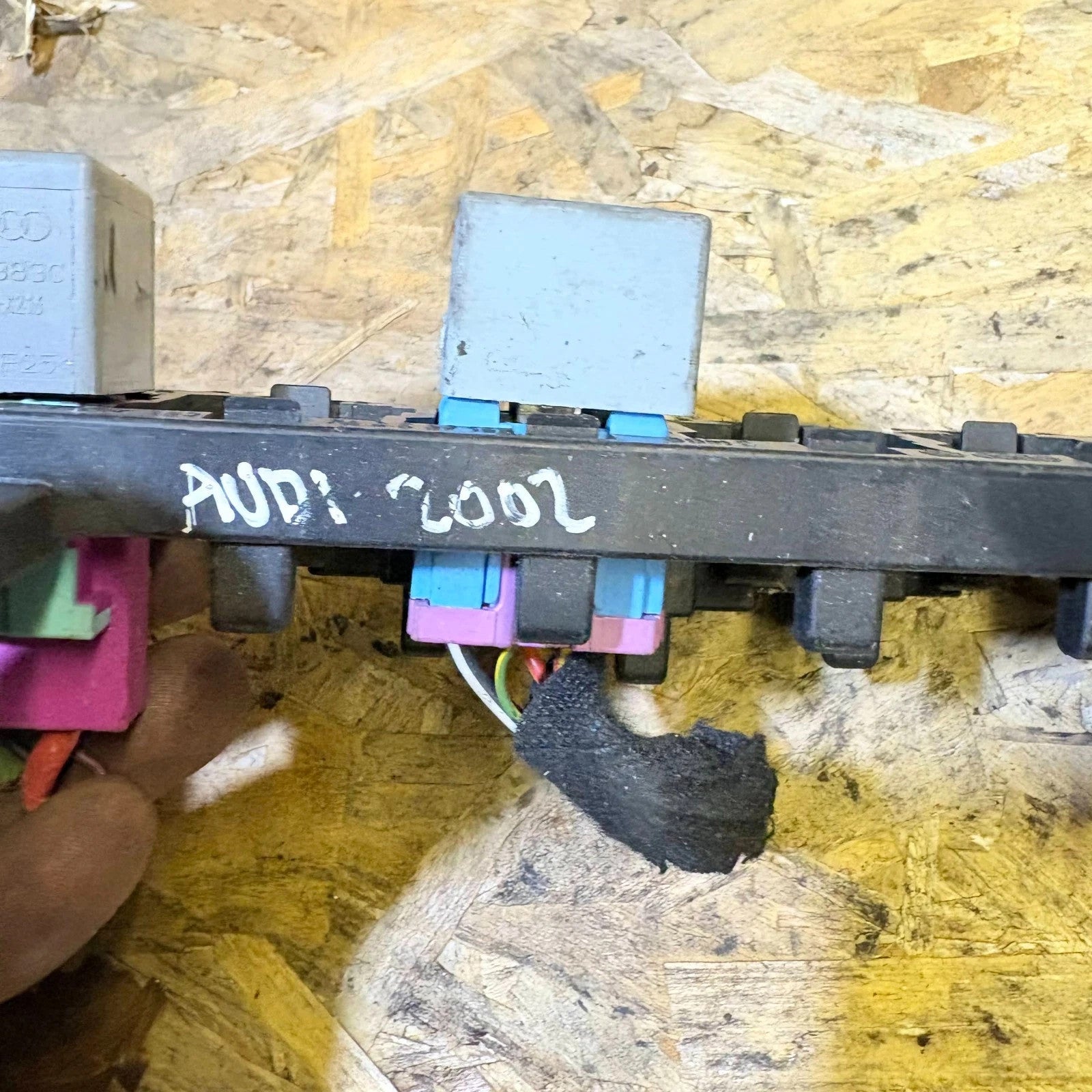 AUDI A4 2002 FUSE RELAY BOX BRACKET 8E0937503