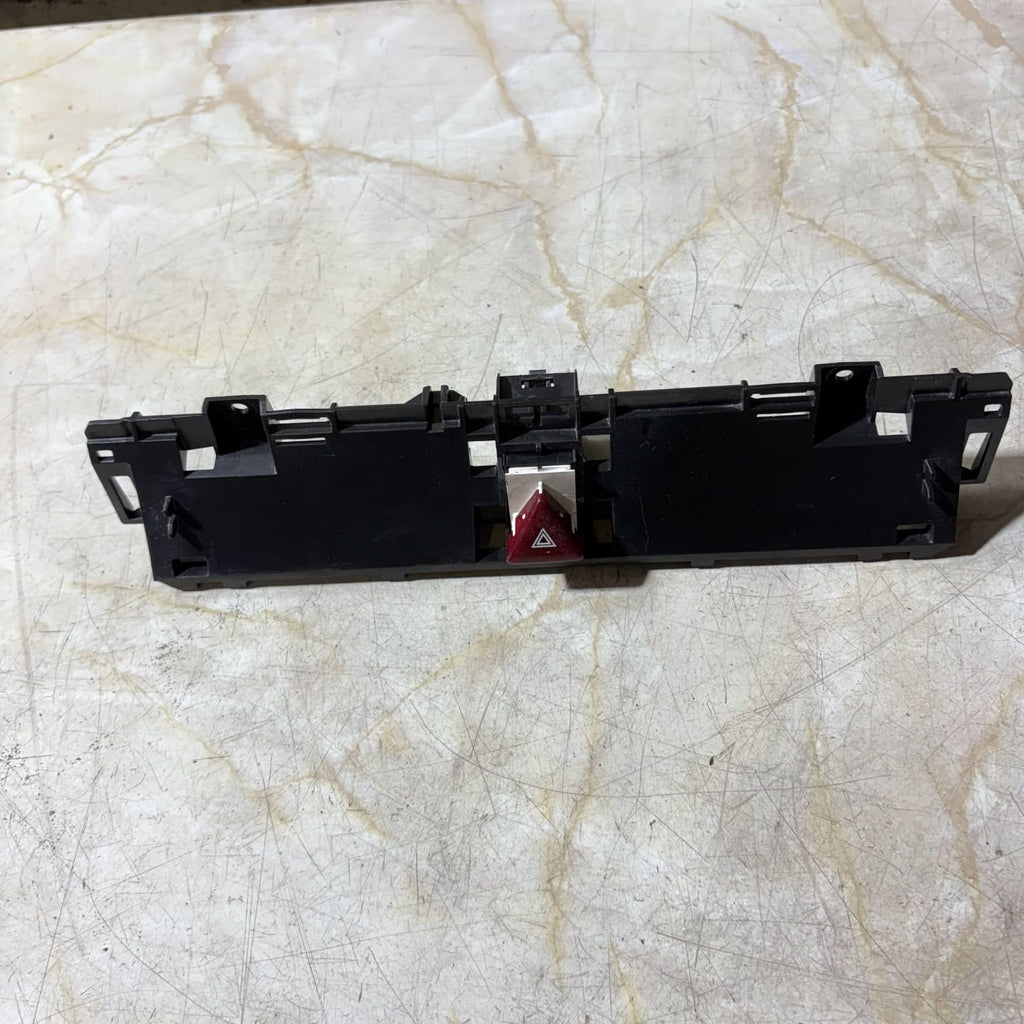 VW Passat Variant (3C5) 2.0 TDI 4motion Switch Hazard Indicator 05818-000 GENUI