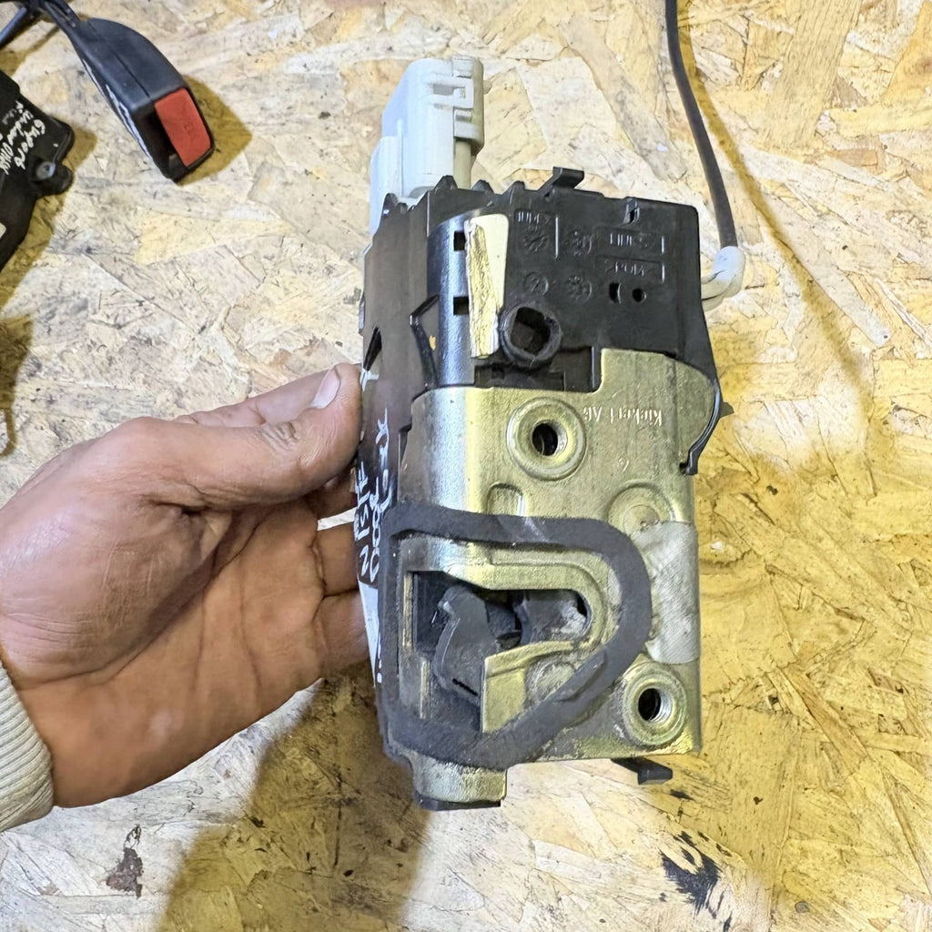 PEUGEOT 407 SW 6E Passenger Front Door Lock 9660698680 2.0 Petrol 103kw NSF