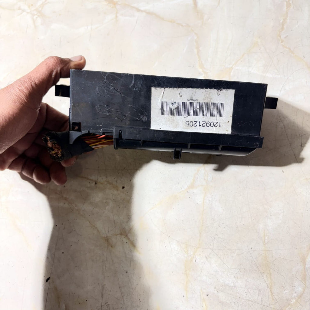 2011 VOLKSWAGEN POLO FUSE BOX 120921205