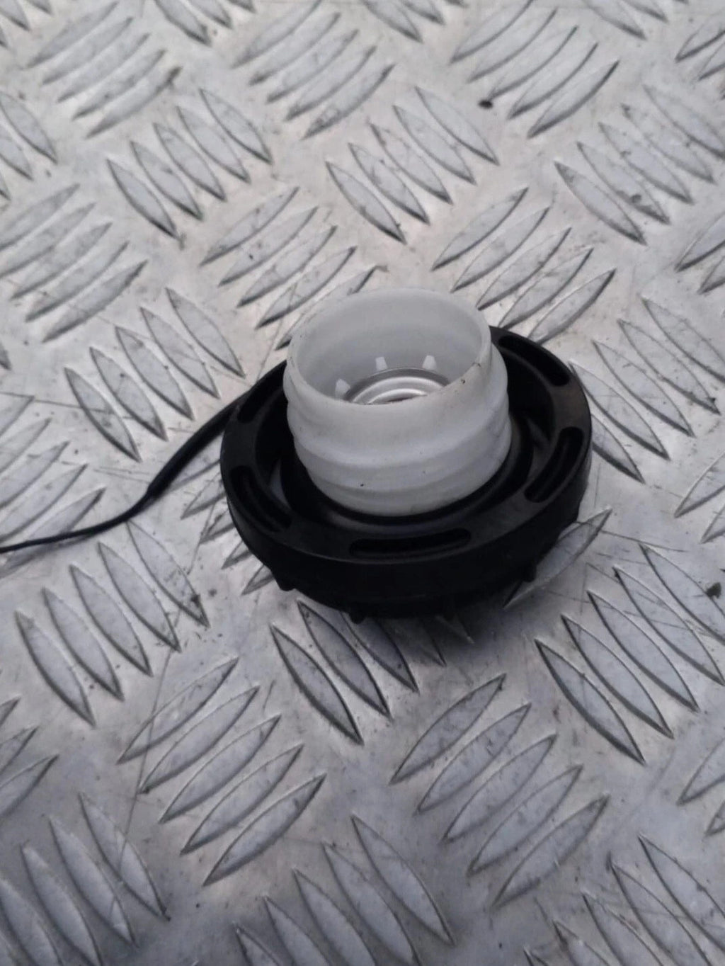 04-19 HYUNDAI TUCSON DIESEL FUEL CAP WITH ANTI LOSE CORD STRAP