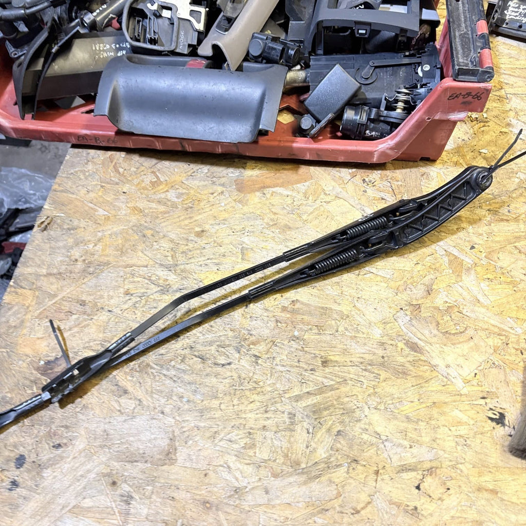 AUDI A4 MK4 FL FRONT WIPER ARMS X2 PAIR 8K2955407 8K2955408 2014 OSF/NSF