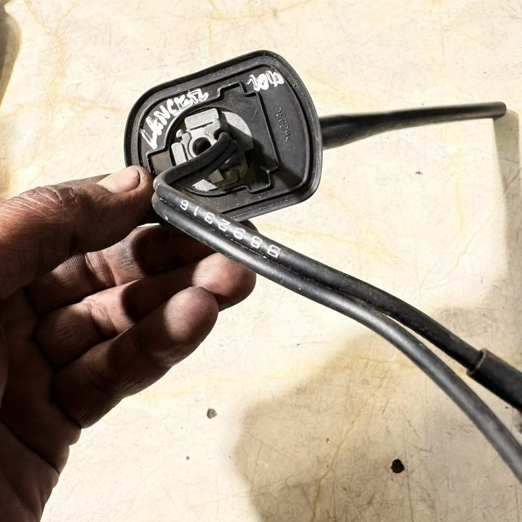 Nissan Sentra Roof Mounted Radio Antenna 28208-ET000 2660 2010