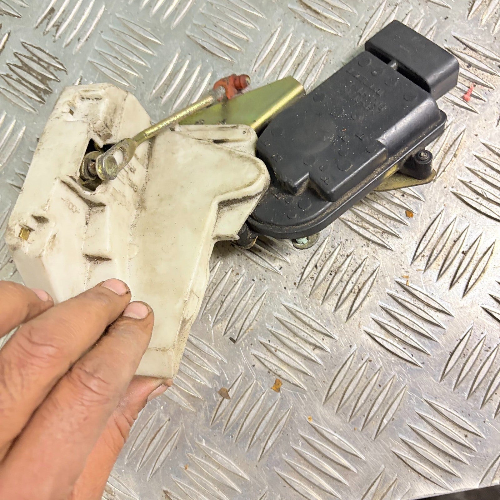 SUZUKI IGNIS 2004 REAR LEFT DOOR LOCK CATCH MECHANISM