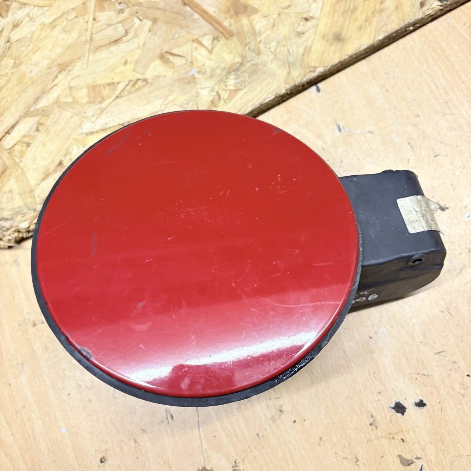 MR959151 038402 ZSB638401 Fuel door Gas cover Tank cap (2006) Red