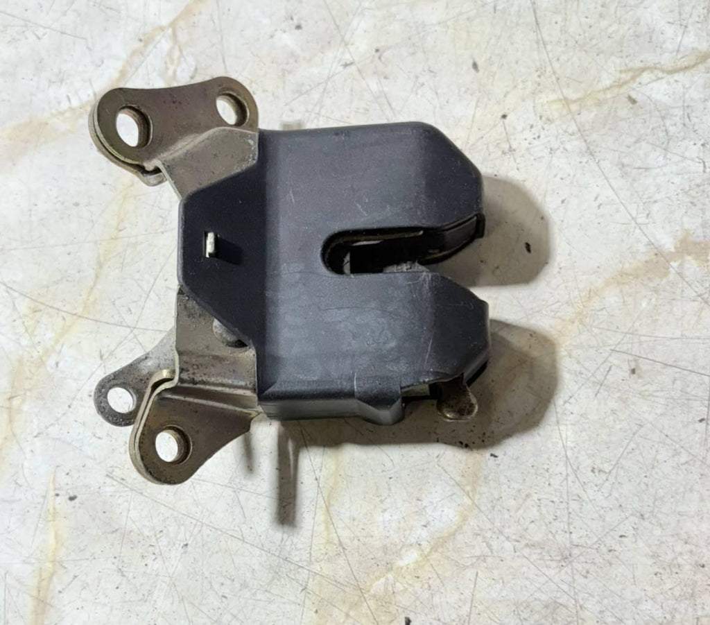 Toyota Corolla boot tailgate lock 2001