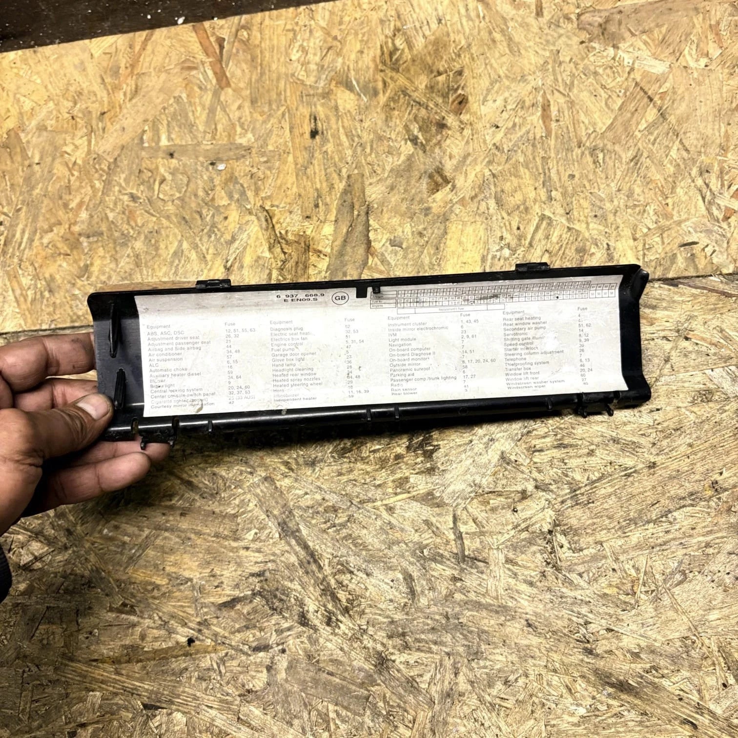 BMW X5 E53 Fuse Box Cover Panel 6937668 / 6937668.9 (1999-2006) Fuse Diagram Lid
