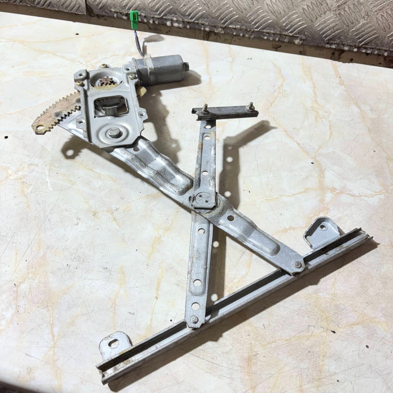 SUBARU 1996 REAR RIGHT SIDE DOOR ELECTRIC WINDOW REGULATOR