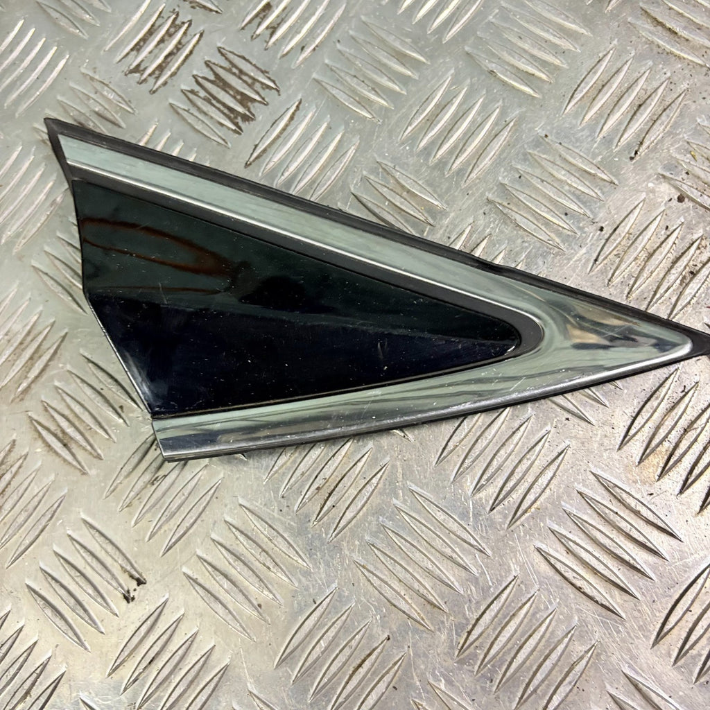 2017 HYUNDAI I40 EXTERIOR WING TRIM MOULDING TRIANGLE RIGHT DRIVER 86190-3Z000