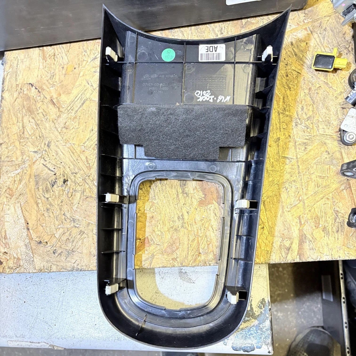 KIA SOUL CENTRE CONSOLE GEARSTICK SURROUND TRIM PANEL 84651-2K900 2010