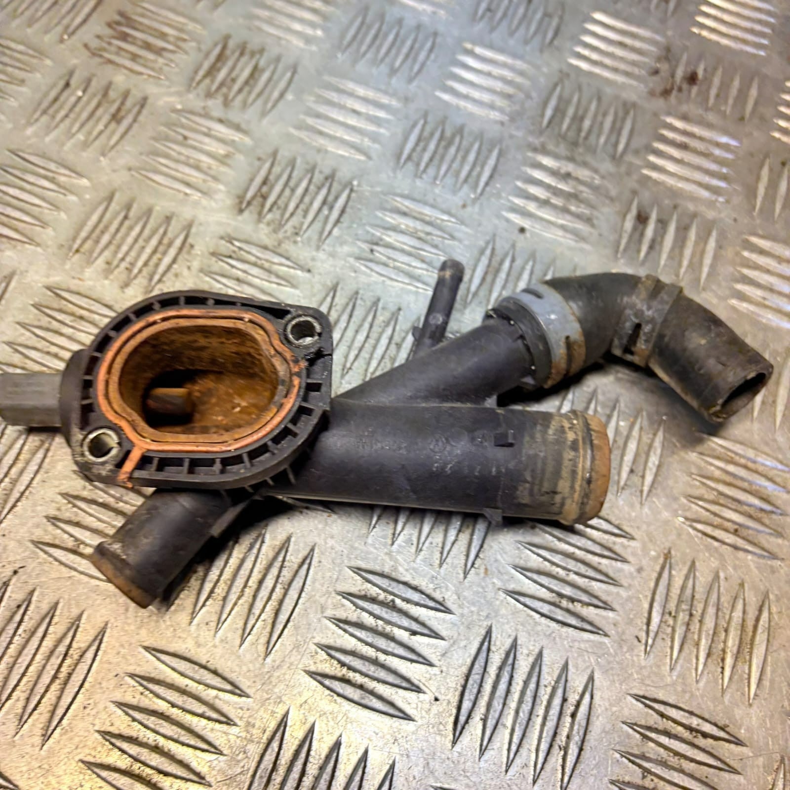 AUDI A3VW GOLF MK6CADDY TOURAN 1.6TDI CAY ENGINE-COOLANT FLANGE 03L121131AA 2012