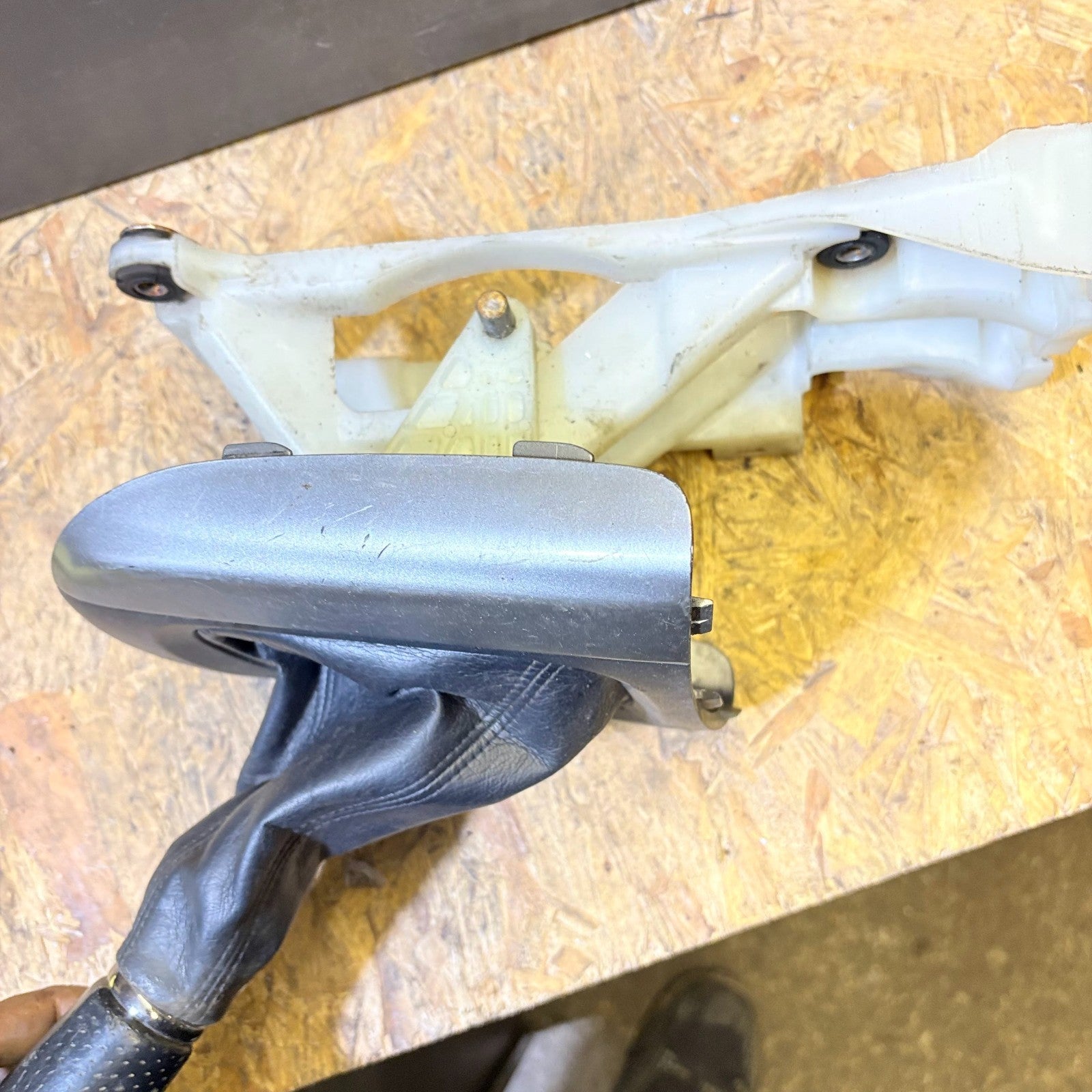 Toyota RAV4 XA20 2003-2005 RHD 5 Speed Manual Gear Lever Shifter + Trim