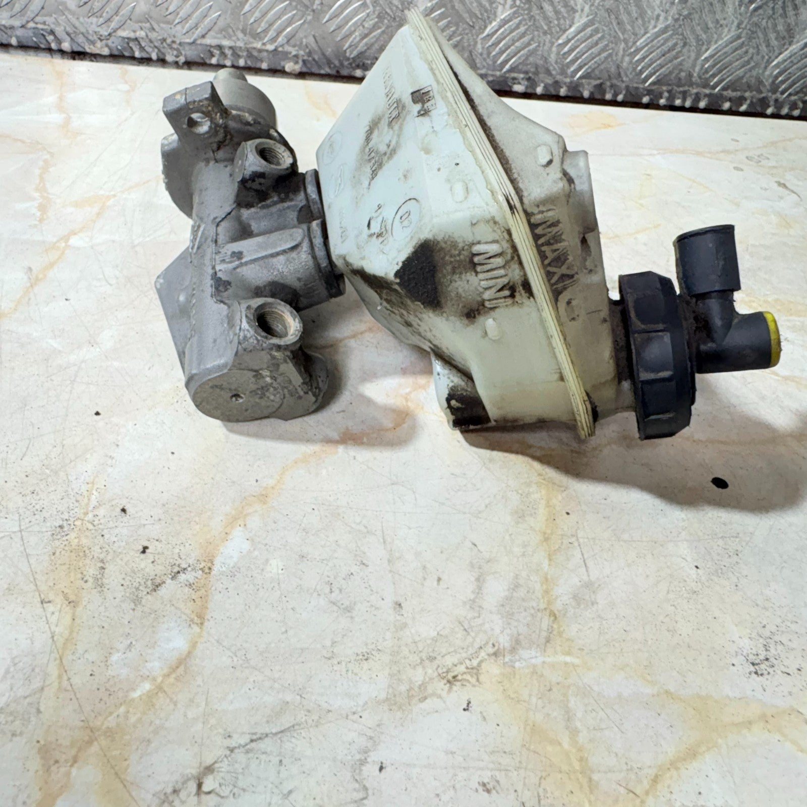 Renault Brake Master Cylinder + Reservoir Tank Hydraulic Brake Pump ()