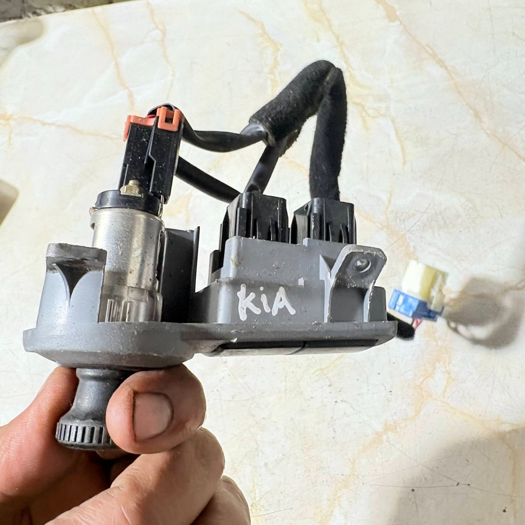 Kia Carens 2000-2006 12V Power Socket Cigarette Lighter & Blank Panel Assy