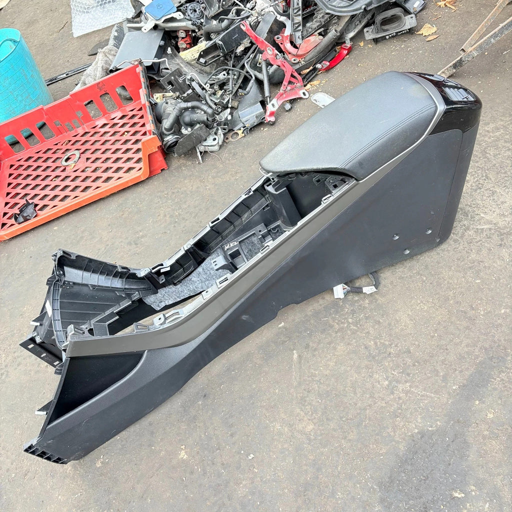 2017 HYUNDAI I40 MK1 CENTRE CONSOLE ARMREST TRIM 846013Z930