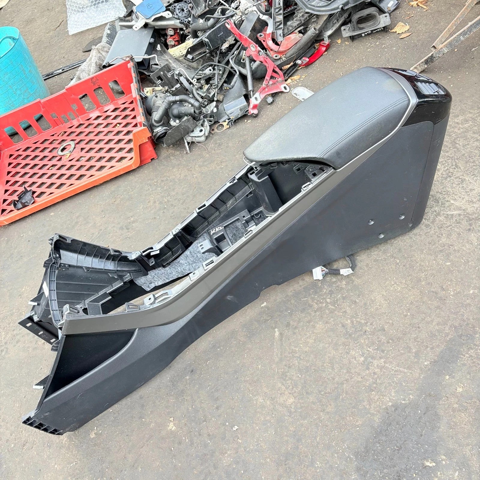 2017 HYUNDAI I40 MK1 CENTRE CONSOLE ARMREST TRIM 846013Z930