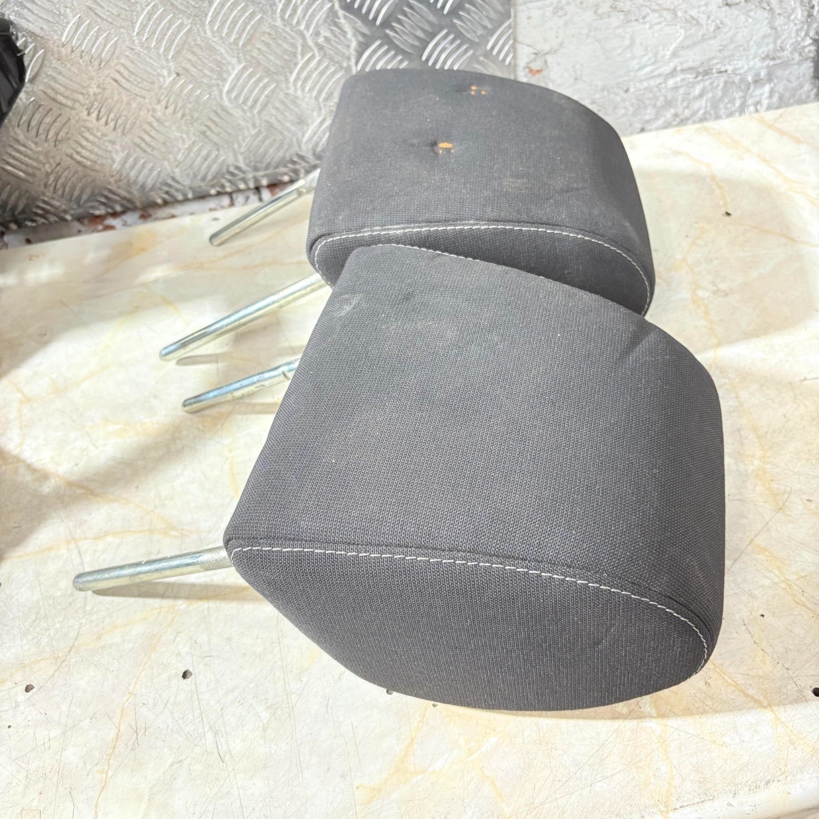 Ford Focus MK2 2005-2010 Front Seat Headrests Pair LH RH Grey Cloth