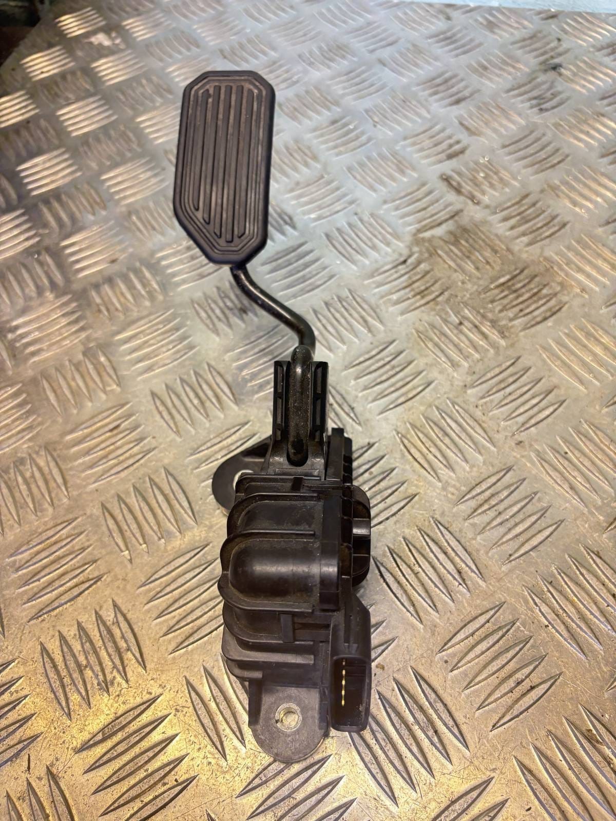 Toyota Prius Hybrid Accelerator Throttle Pedal 78120-47040 (2004)