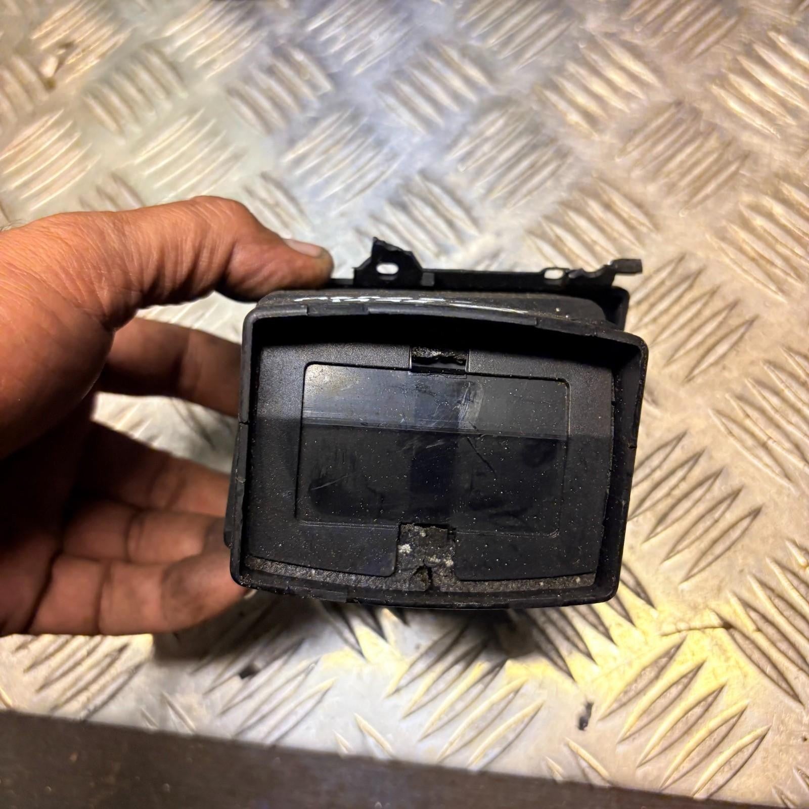 Mercedes-Benz 1998 dashboard Driver side Front air vent grill trim