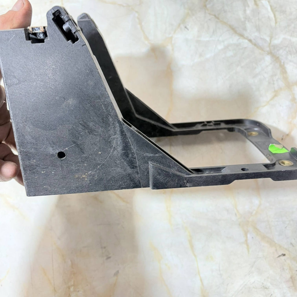 AUDI A3 8P 5DR GEAR LEVER PLASTIC BRACKET 8P0863531A (2010)