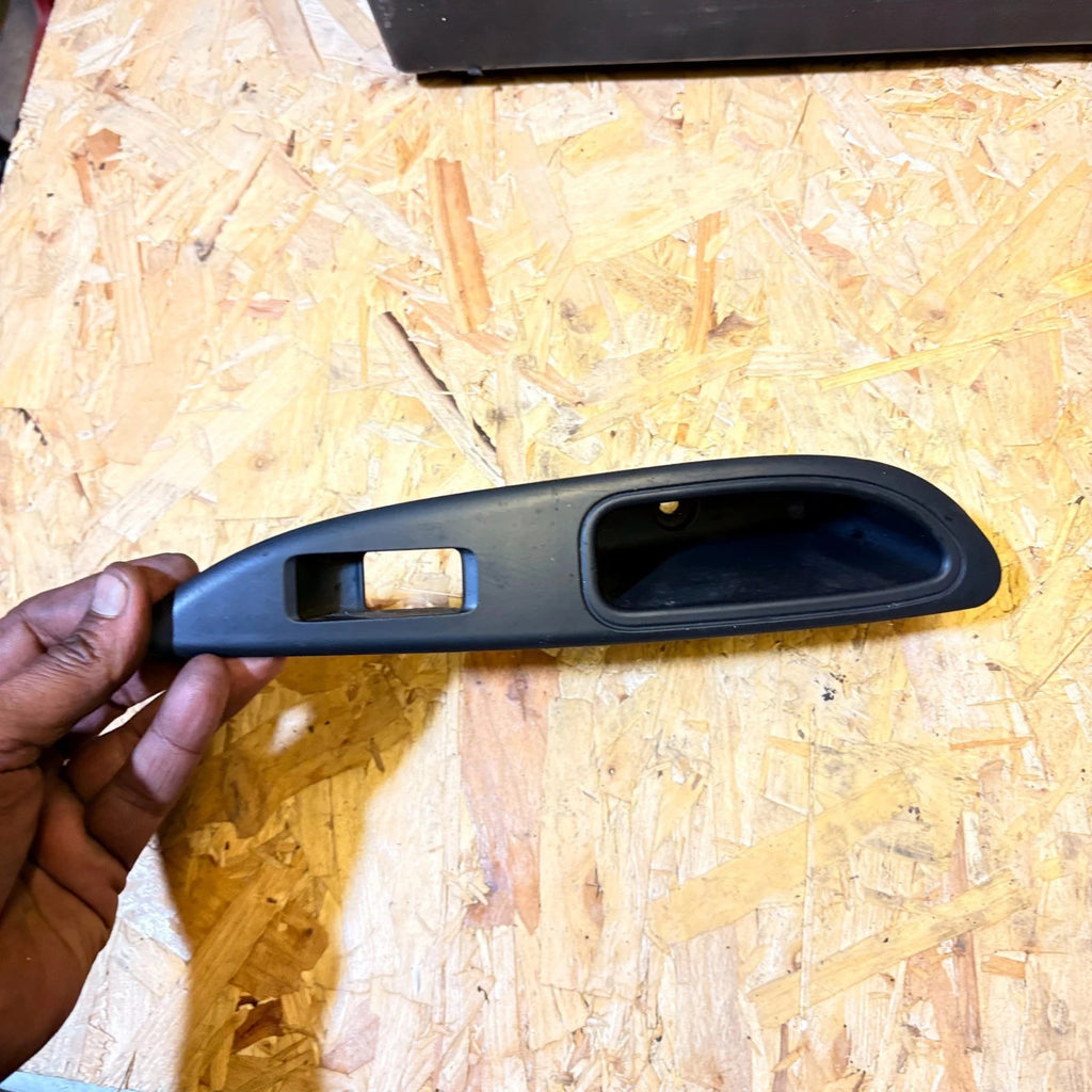2002-2003 Nissan Primera P12 Rear Left Door Pull Window Switch Trim 82961-AV760