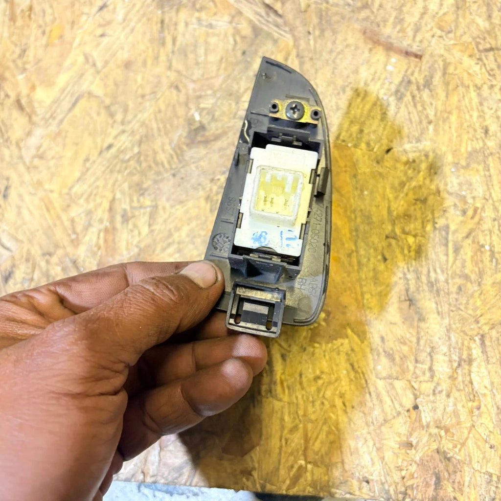 TOYOTA AVENSIS 2003-2008 RIGHT SIDE REAR WINDOW CONTROL SWITCH 7427105020