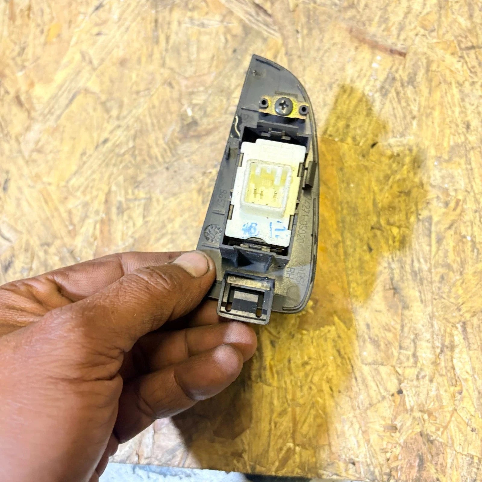 TOYOTA AVENSIS 2003-2008 RIGHT SIDE REAR WINDOW CONTROL SWITCH 7427105020