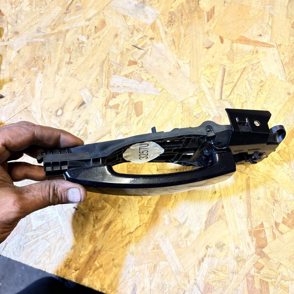 Opel Mokka OSR DRIVERS REAR SIDE DOOR HANDLE 2HU BLACK 2013 7512 3257U