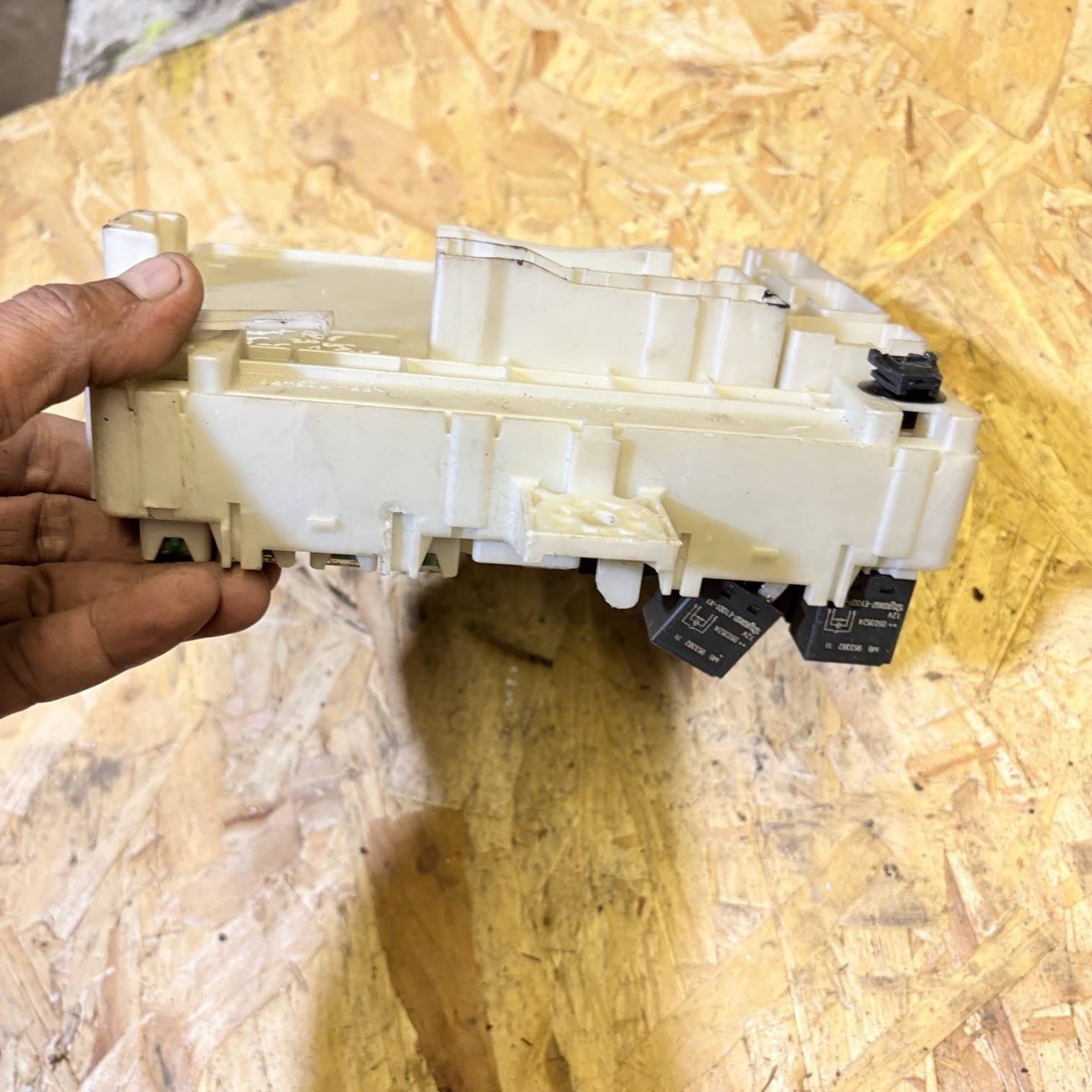Mitsubishi Colt Smart For Four 2005 under-dash Fuse Box 1571HOA