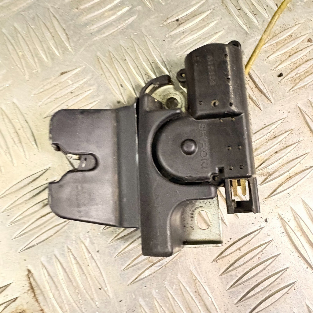2004 LEXUS IS200. BOOT LID TAILGATE LOCK LATCH