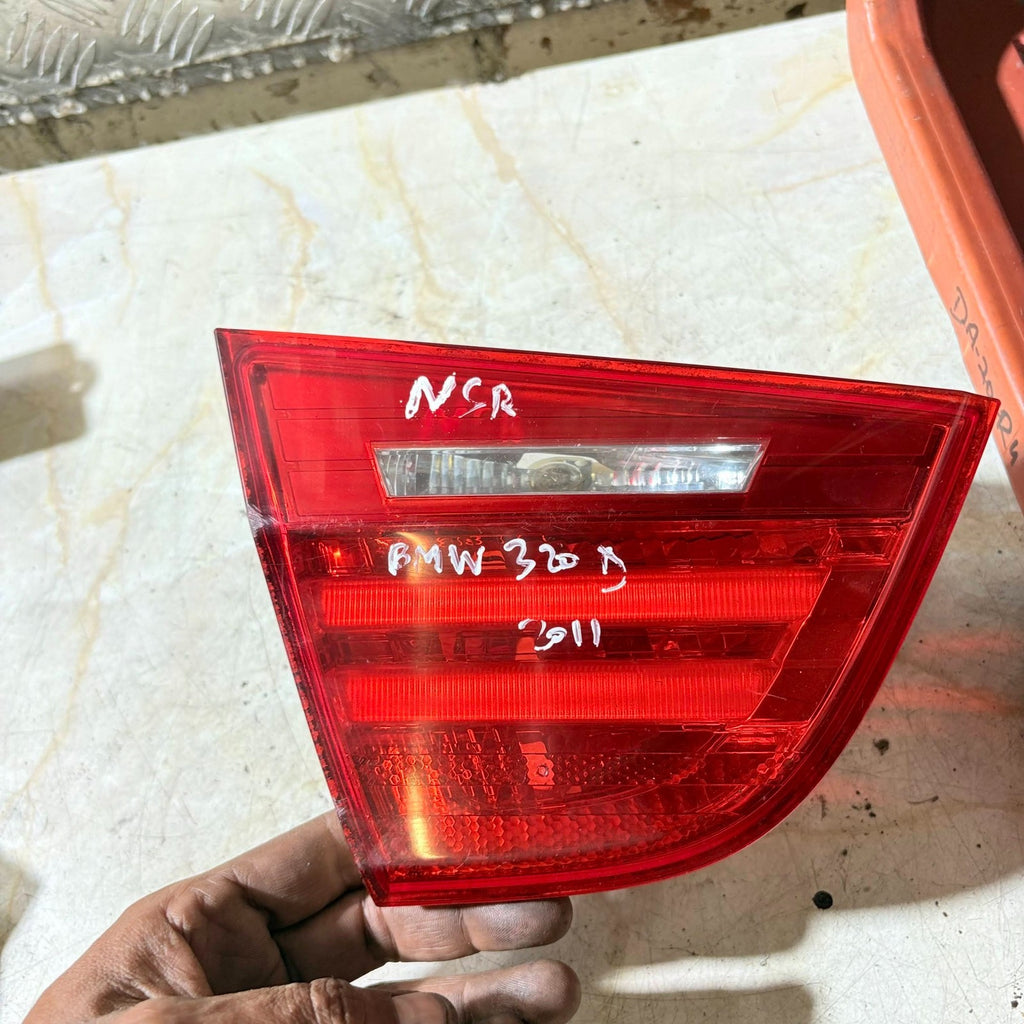 2011 BMW 320D REAR PASSENGER SIDE INNER TAIL LIGHT RI0021840104