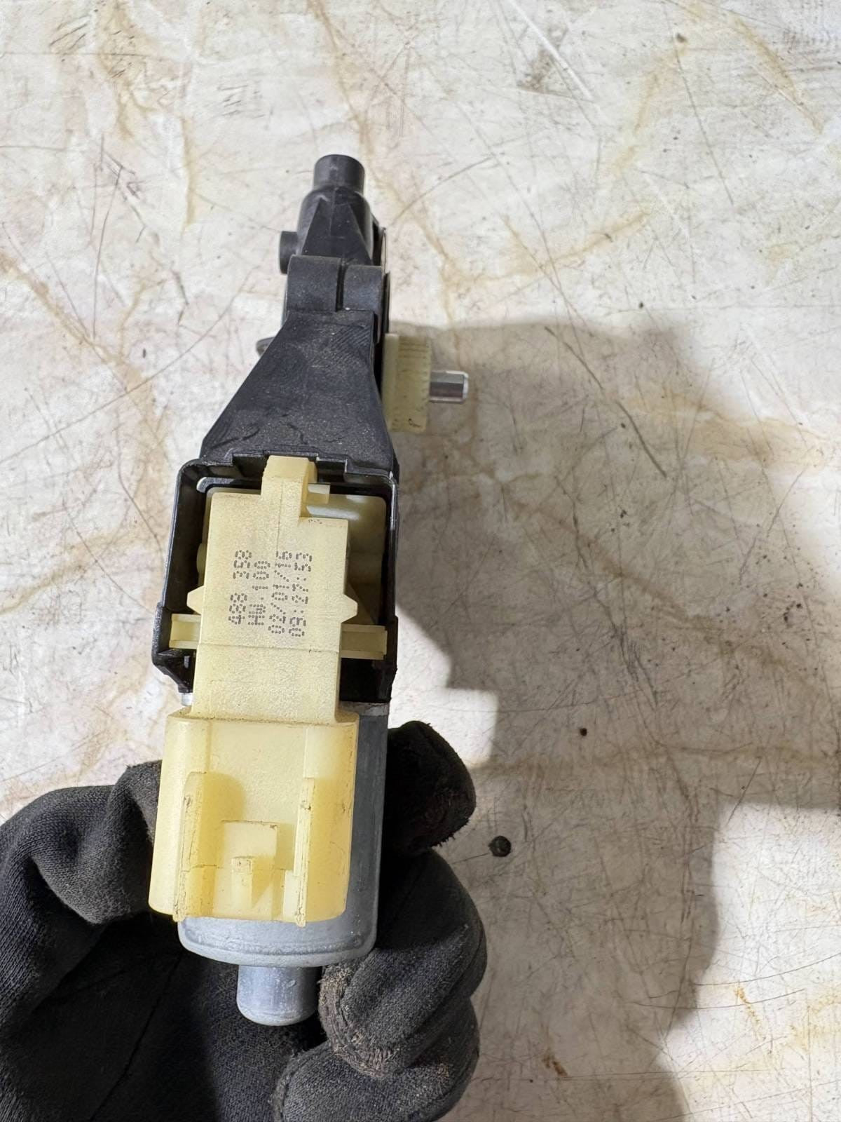 FORD FIESTA MK7 PASSENGER NSF WINDOW MOTOR 0130822618