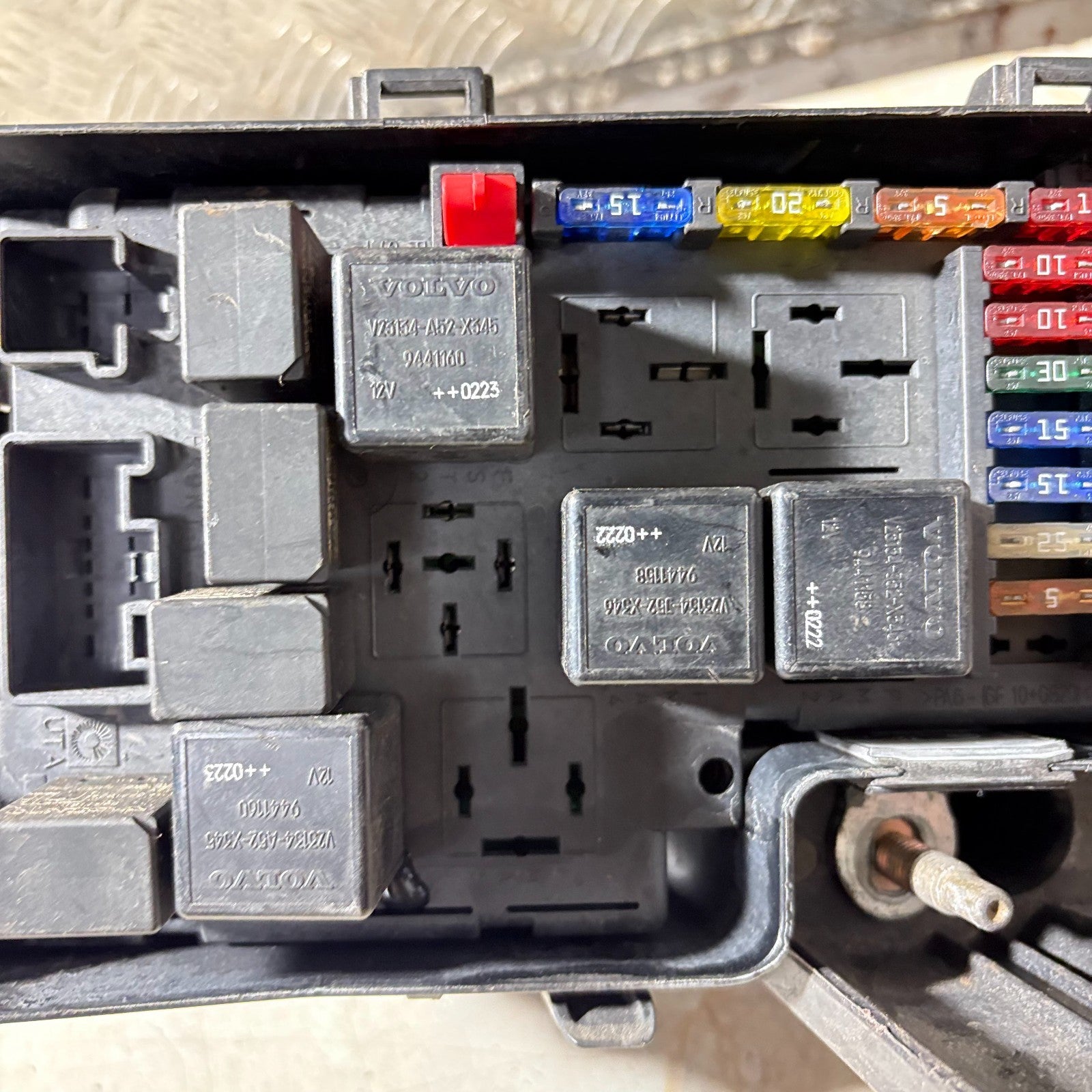 9494210 Volvo S60 MK1 V70 MK2 2000-2005 Engine Bay Fuse Box Terminal Module