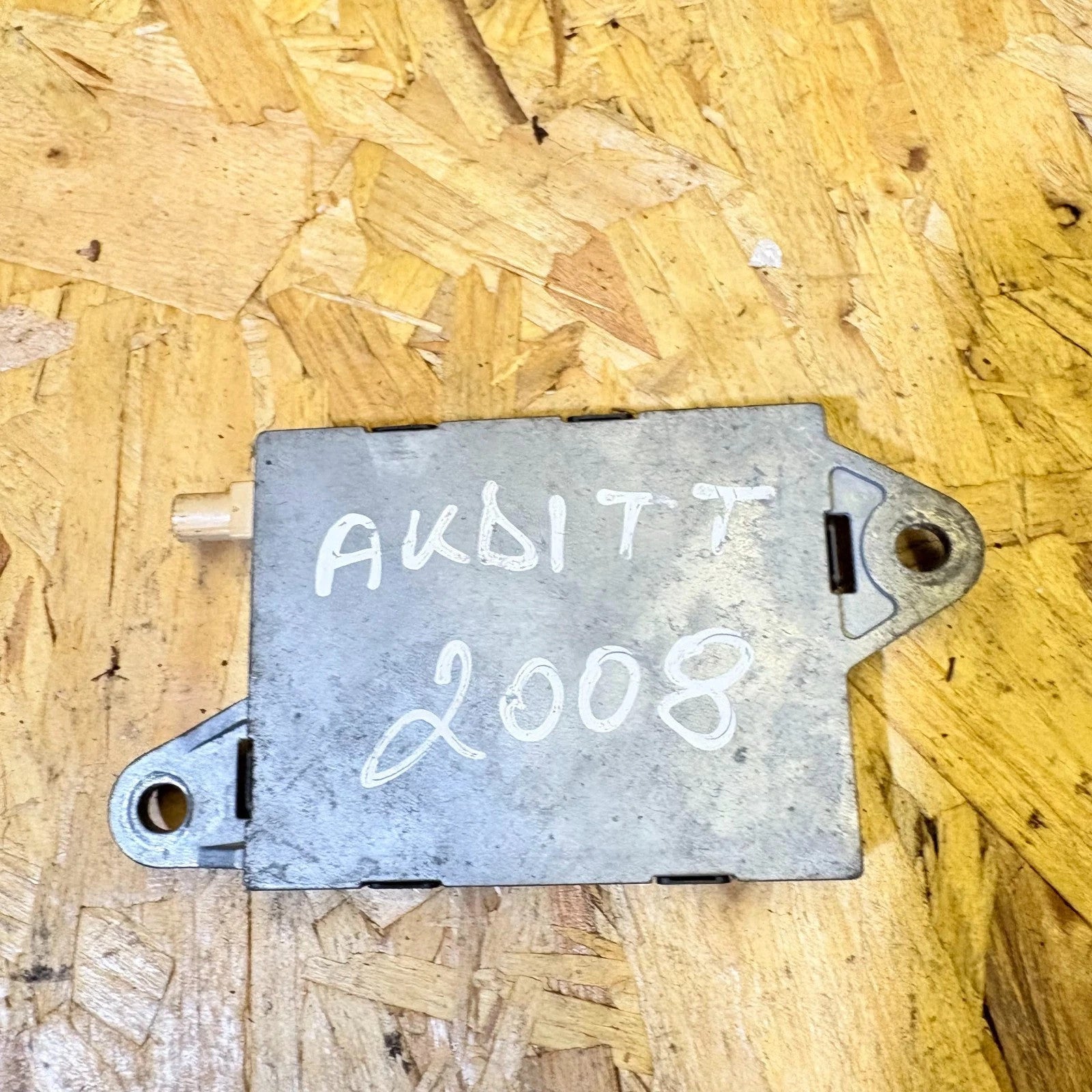 AUDI TT 2008 Bootlid Antenna Amplifier 8J8 035 225 M