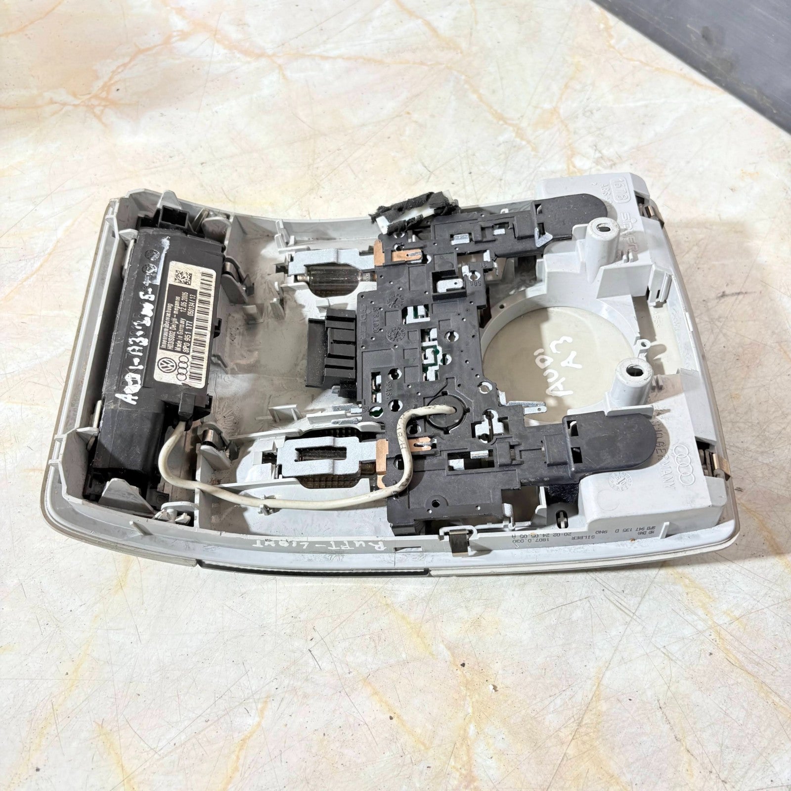 AUDI A3 2005 FRONT AND REAR INTERIOR ROOF LIGHTS 8P0951177 8P0 951 177