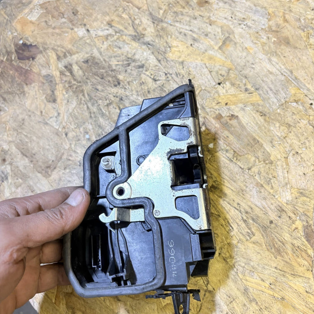 BMW 1 3 5 Series E60 E87 E90 Driver Front Door Latch Actuator Catch 7167066 2005
