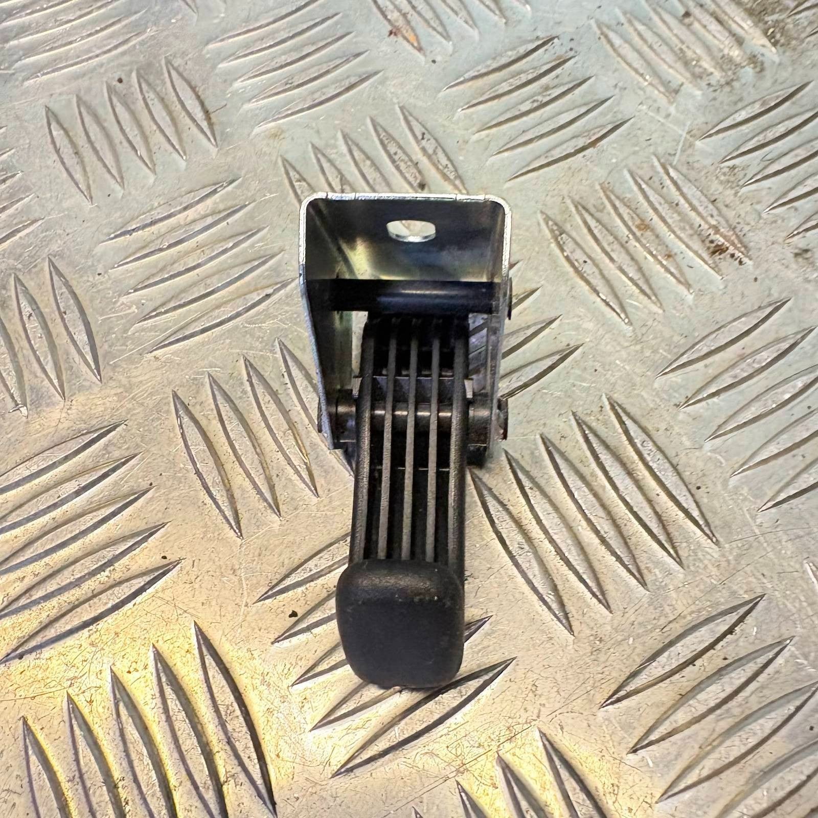 SKODA OCTAVIA YETI BOOT TIE HOOK 1Z9867615D 2008