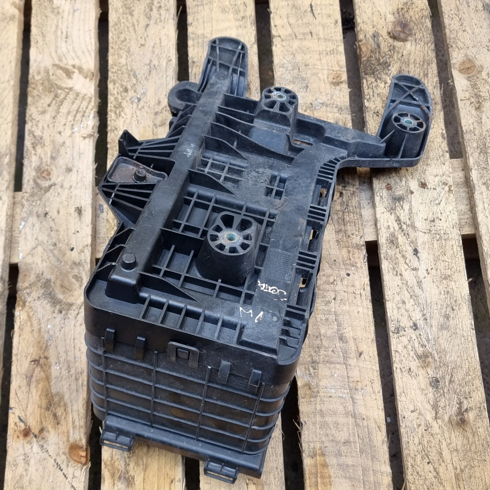 VW Jetta Mk5 1K2 2006-2010 Battery Tray Box Holder Mount 1K0 915 333 C