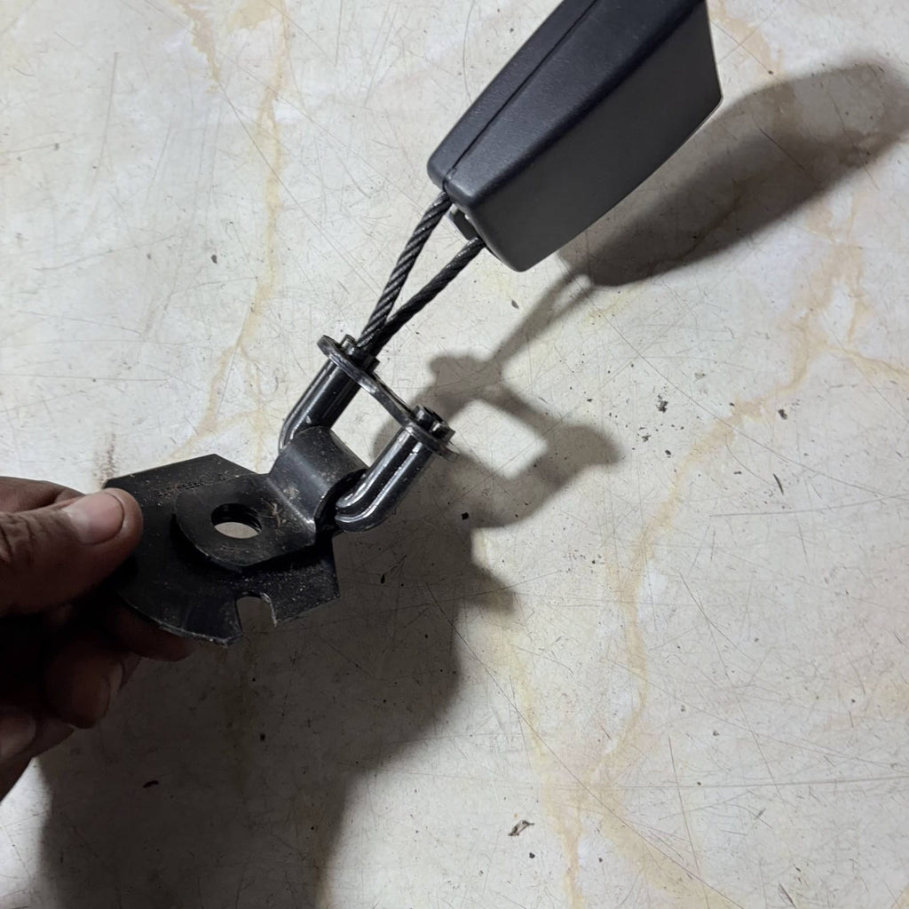 Vauxhall Vectra (2004) 1.8i Design Driver's Rear Seatbelt Clasp-13202403F