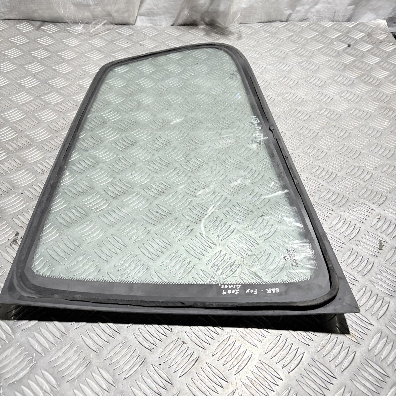 VW Fox 2005-2012 Rear Right/OSR Fixed Quarter Window Glass 5Z3845302C