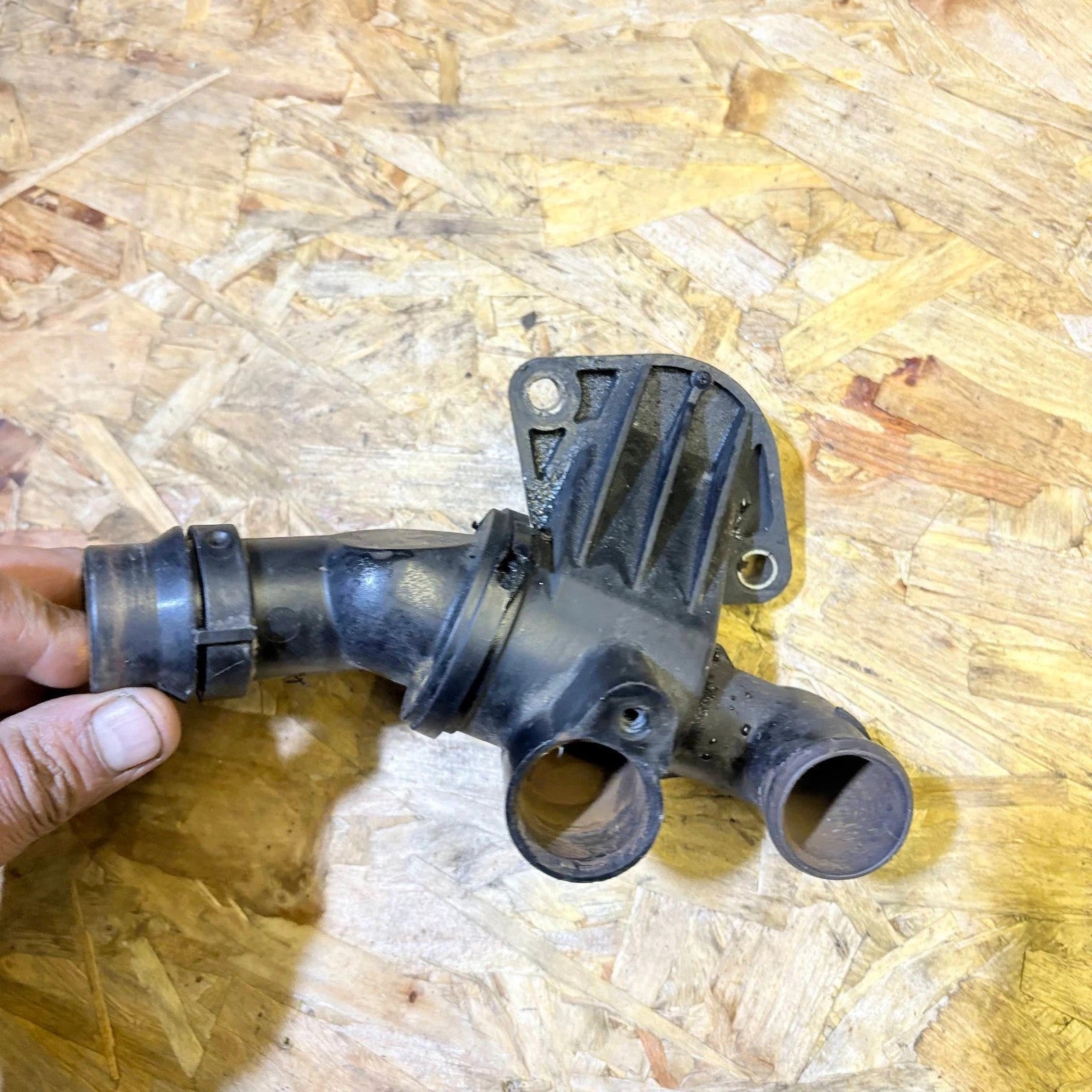 Volkswagen Golf 2005 Thermostat Housing