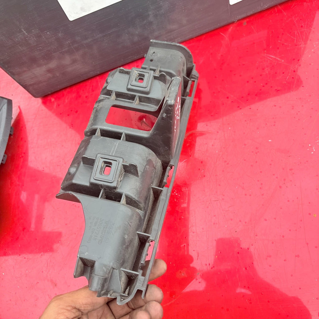 VOLVO Passenger Side Rear Left BUMPER BRACKET 30657218