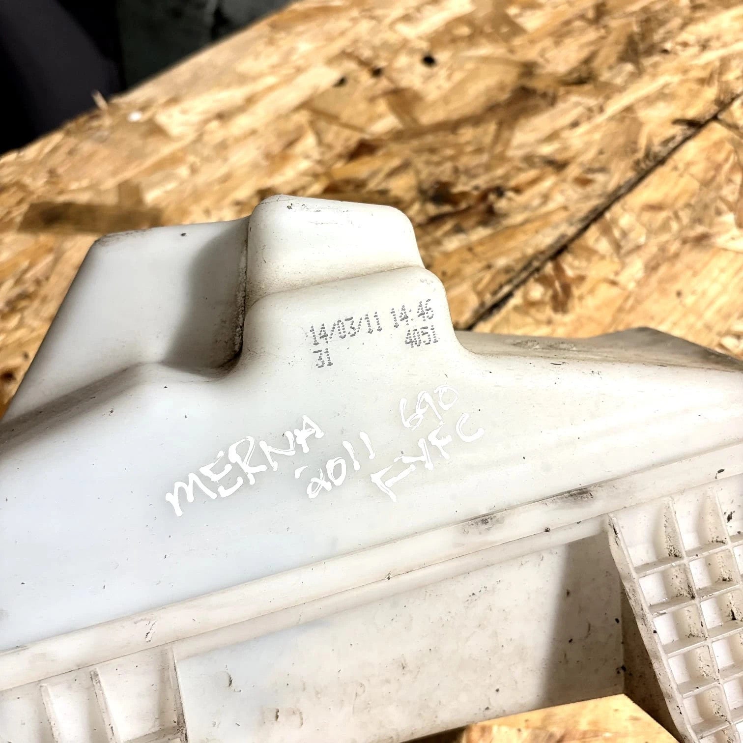VAUXHALL MERIVA B 2011 WASHER BOTTLE RESERVOIR TANK + NECK + PUMP