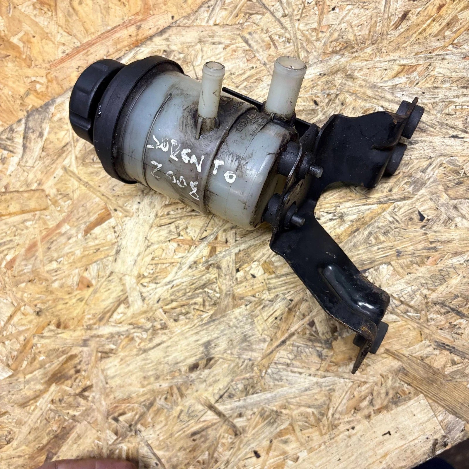 Kia Sorento BL Power Steering Reservoir Tank 57150-3E100 Bracket 2006-2008