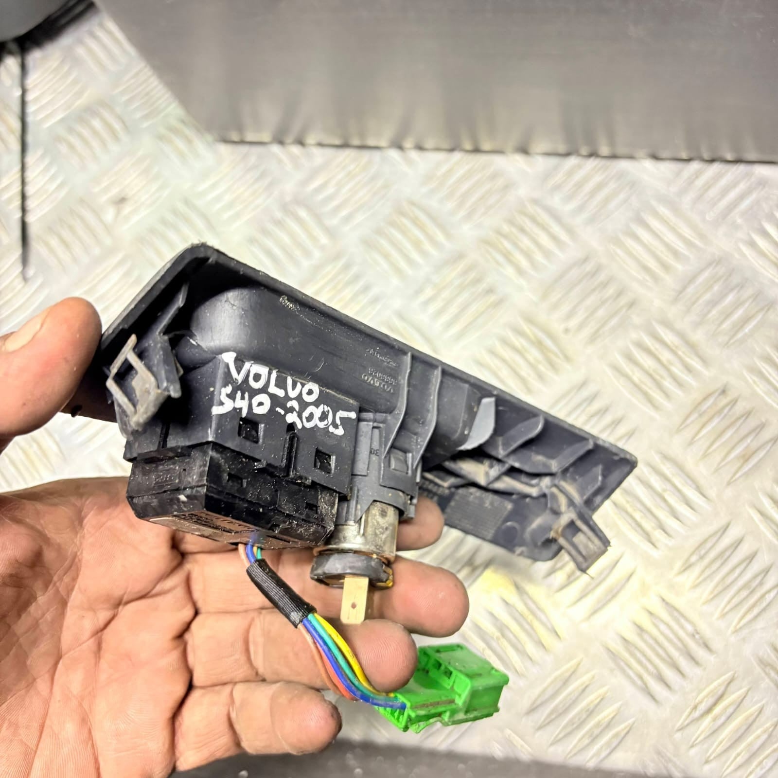 VOLVO S40 1995-2012 POWER SOCKET OUTLET DSTC SWITCH 8691530