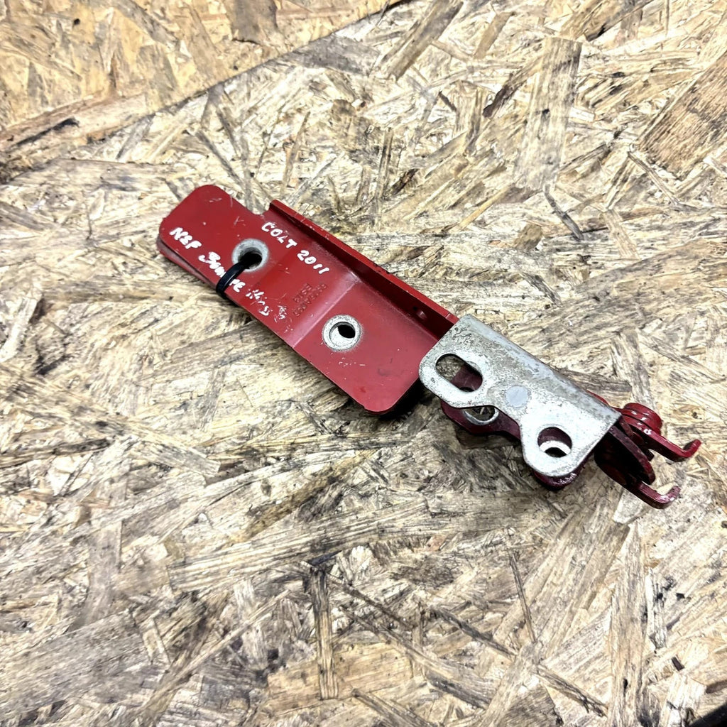 Mitsubishi Colt 2011 O/S/F - N/S/F Set bonnet hood hinge 5905A096 RMR23355